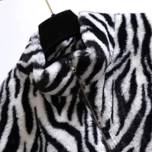 Plus Size Women's Leopard Fleece Jacket with Pockets - Image 2