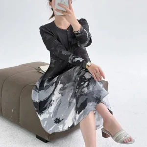 Miyake 2026 Spring Tie-Dye V-Neck Pleated Dress – Plus Size